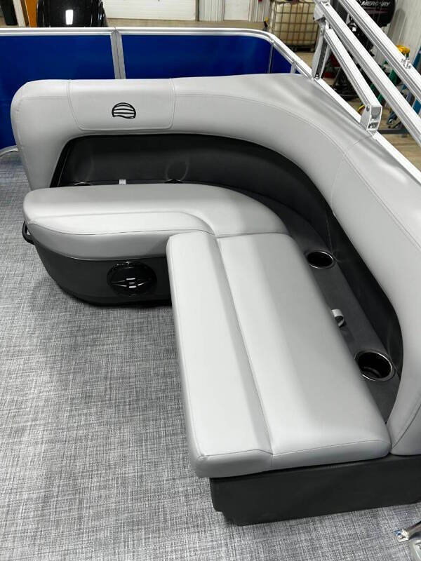2026 Sun Tracker Party Barge 18 DLX