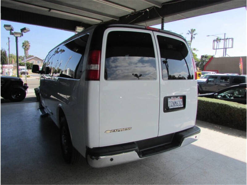 2017 Chevrolet Express LT 2500