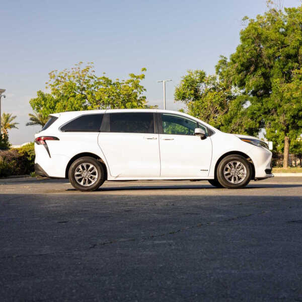 2021 Toyota Sienna LE 8-Passenger