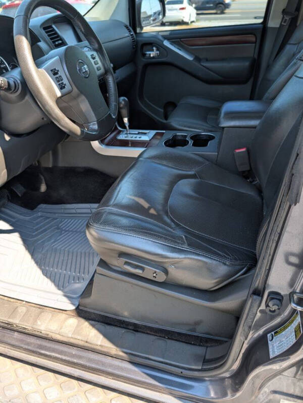 2011 Nissan Pathfinder LE