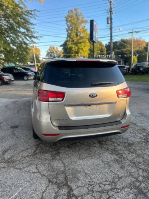 2016 Kia Sedona LX photo 3