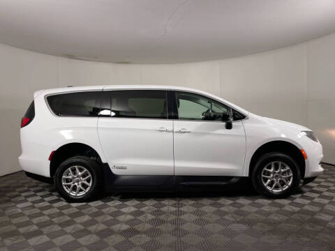 2024 Chrysler Voyager LX