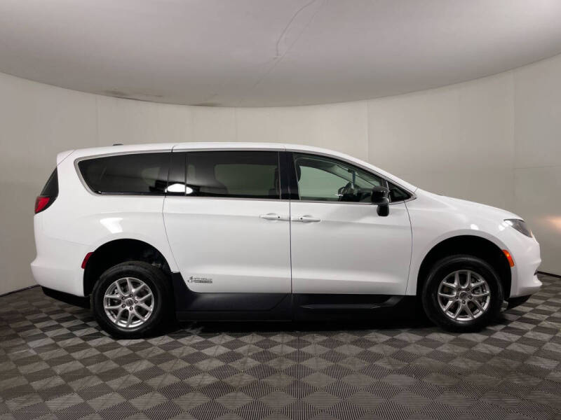 2024 Chrysler Voyager LX