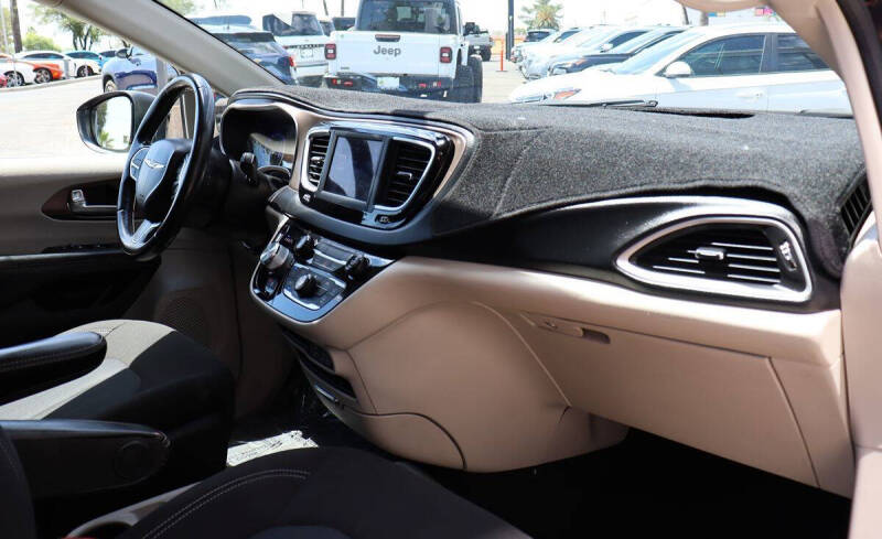 2021 Chrysler Voyager LX