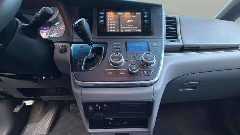 2017 Toyota Sienna XLE Premium 8-Passenger