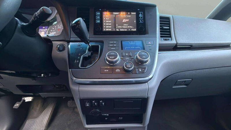 2017 Toyota Sienna XLE Premium 8-Passenger