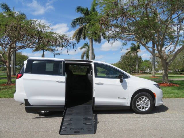 2025 Chrysler Voyager LX