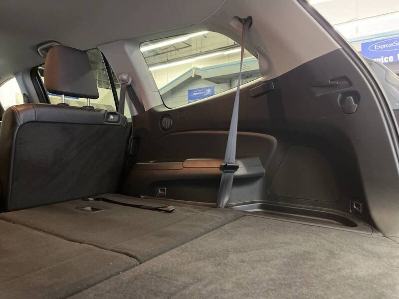 2022 Honda Pilot Touring w/Rear Captain's Chairs