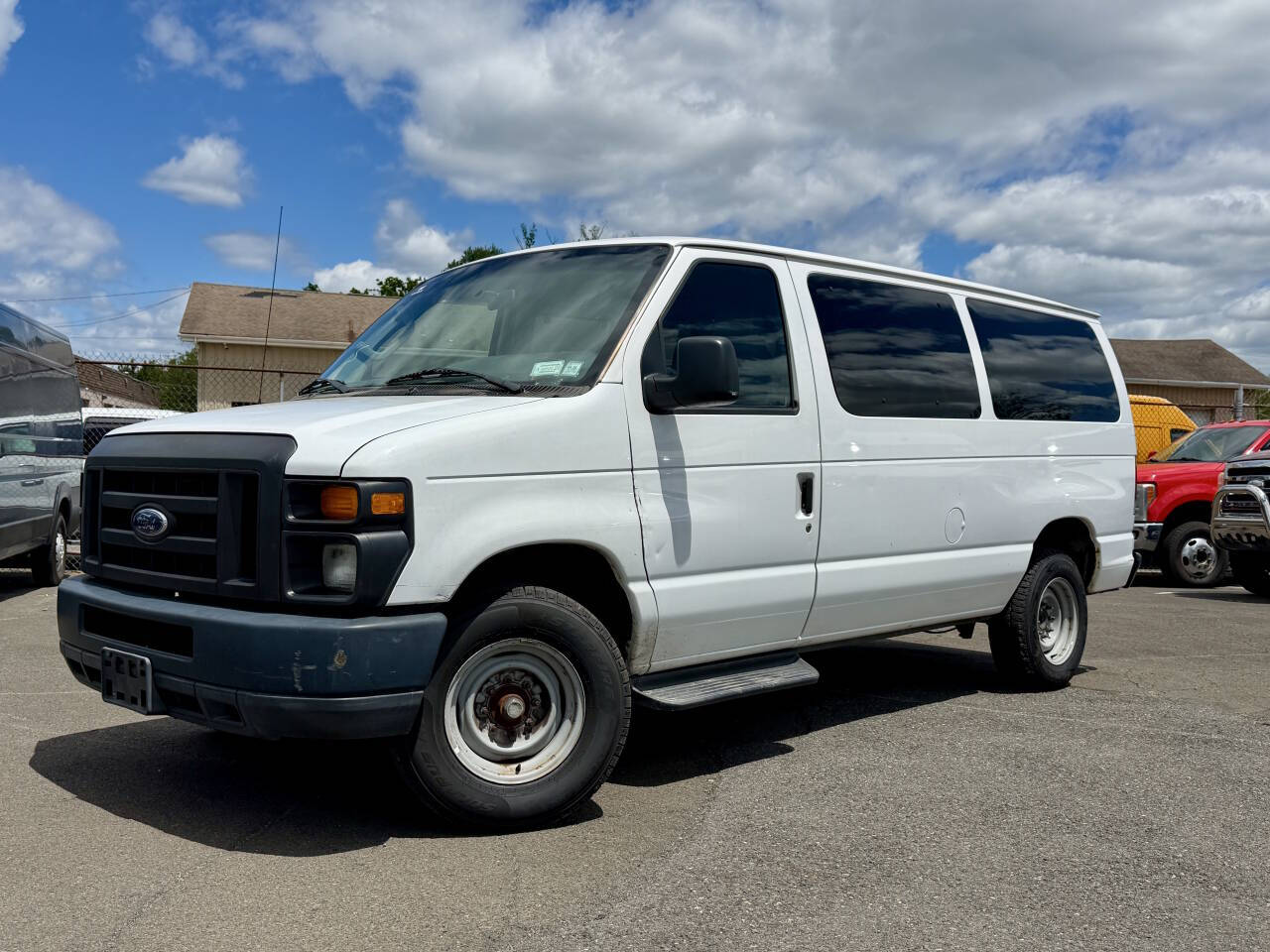 White 2012 Ford E-Series E-350 SD XL E-350 SD XL 3dr Passenger Van 1