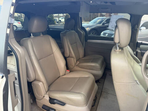 2012 Volkswagen Routan SE