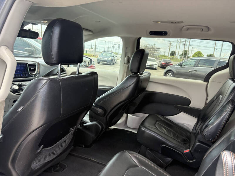 2017 Chrysler Pacifica Touring-L