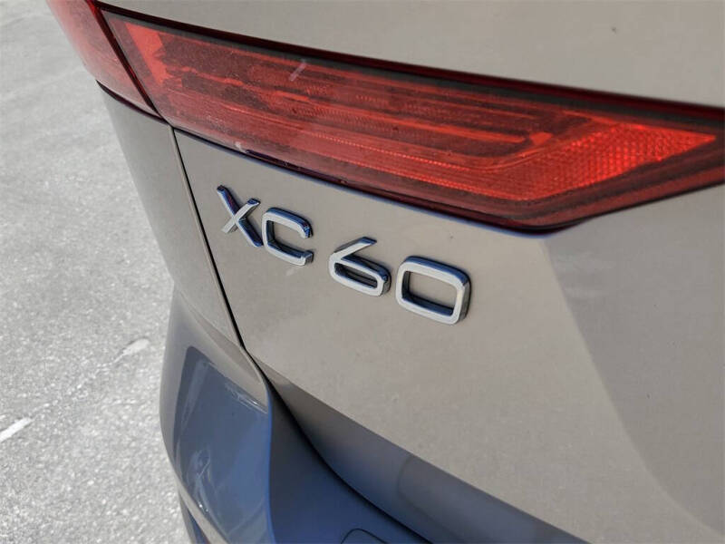 2023 Volvo XC60 B5 Plus Dark Theme