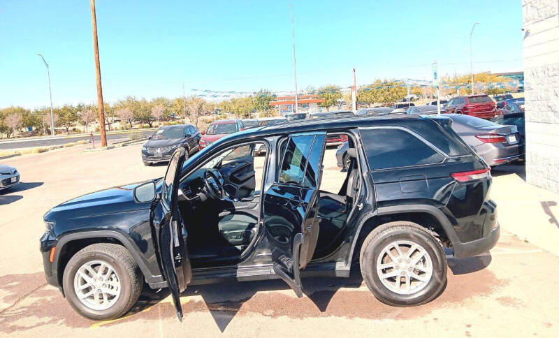 2022 Jeep Grand Cherokee Laredo photo 3