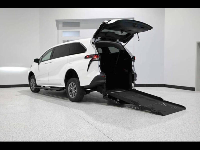 2025 Toyota Sienna LE 8-Passenger