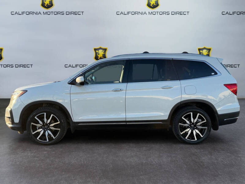 2022 Honda Pilot Touring w/Rear Captain's Chairs