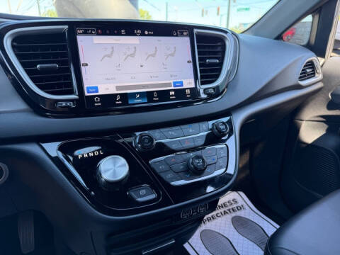 2025 Chrysler Pacifica Select