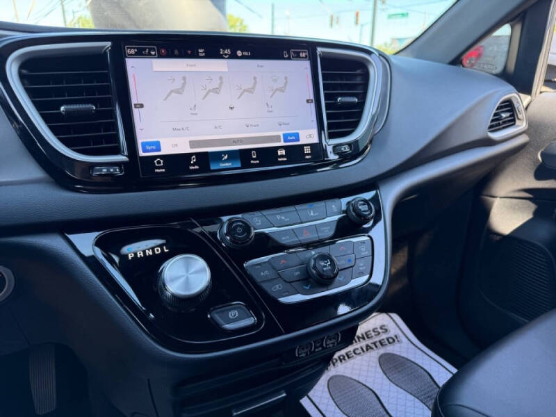 2025 Chrysler Pacifica Select