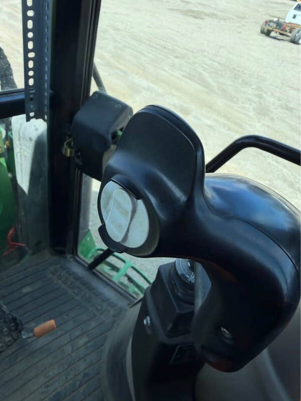 2015 John Deere 6135e