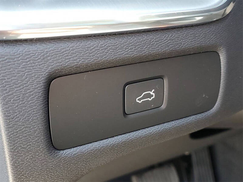 2025 Volvo XC60 B5 Core Dark Theme