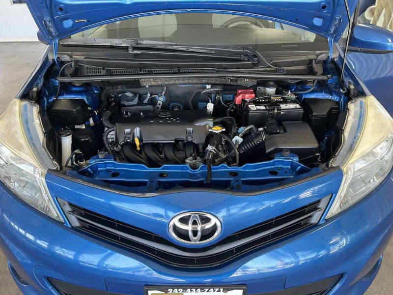 2012 Toyota Yaris 5-Door LE