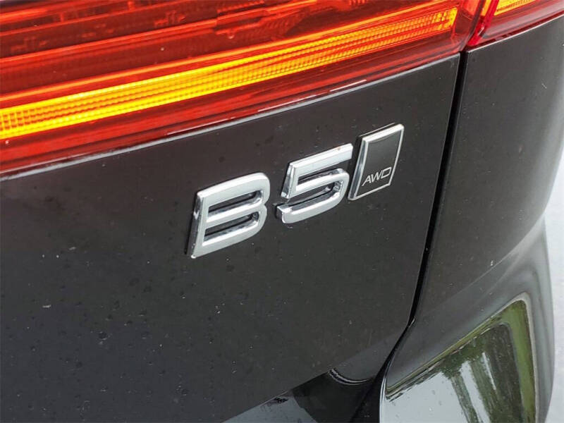 2025 Volvo XC60 B5 Plus Dark Theme