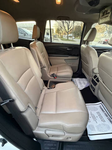 2021 Honda Pilot Touring w/Rear Captain's Chairs