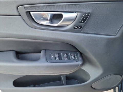 2024 Volvo XC60 B5 Core Dark Theme