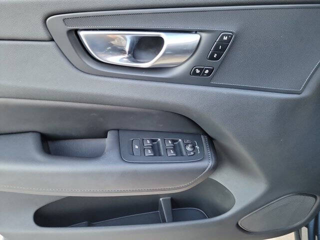 2024 Volvo XC60 B5 Core Dark Theme