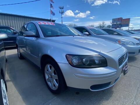 2006 Volvo V50 for sale at TOWN & COUNTRY MOTORS in Des Moines IA