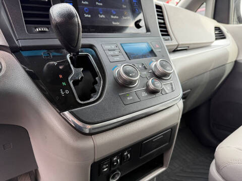 2016 Toyota Sienna XLE 8-Passenger