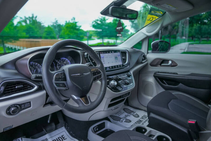 2022 Chrysler Voyager LX