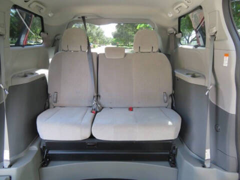 2020 Toyota Sienna LE Mobility 7-Passenger