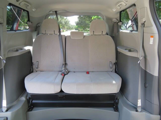 2020 Toyota Sienna LE Mobility 7-Passenger