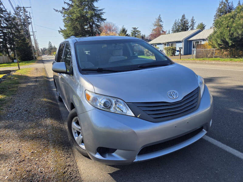 2017 Toyota Sienna LE 7-Passenger Auto Access Seat