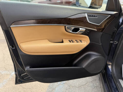 2016 Volvo XC90 T6 Momentum