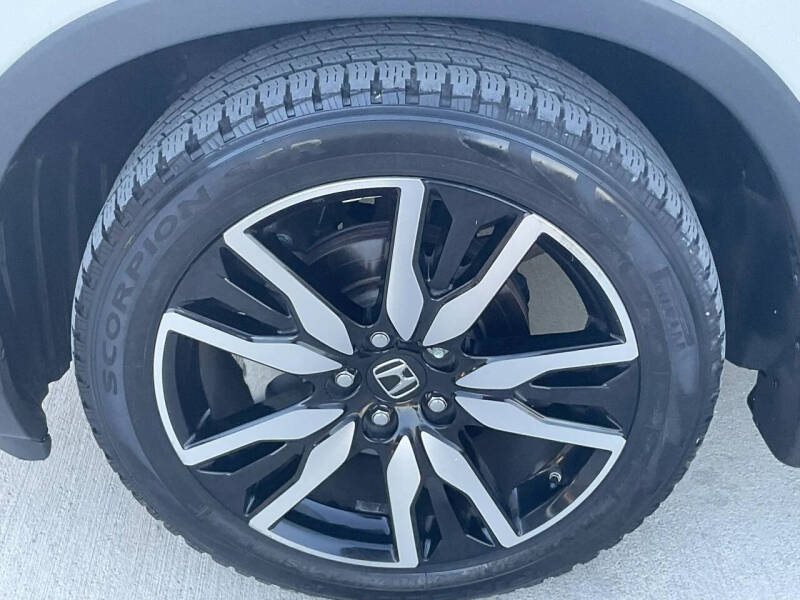 2019 Honda Pilot Touring w/Rear Captain's Chairs