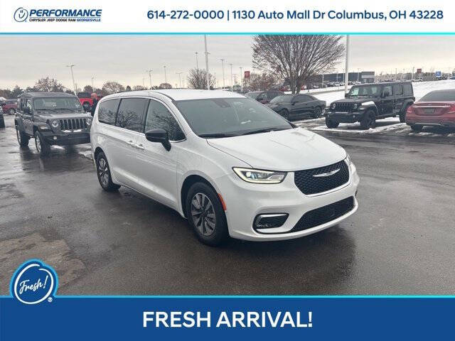 2025 Chrysler Pacifica Plug-In Hybrid Select