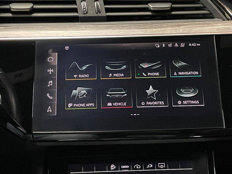 2022 Audi e-tron quattro Premium Plus