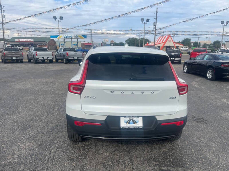 2024 Volvo XC40 B5 Plus Dark Theme