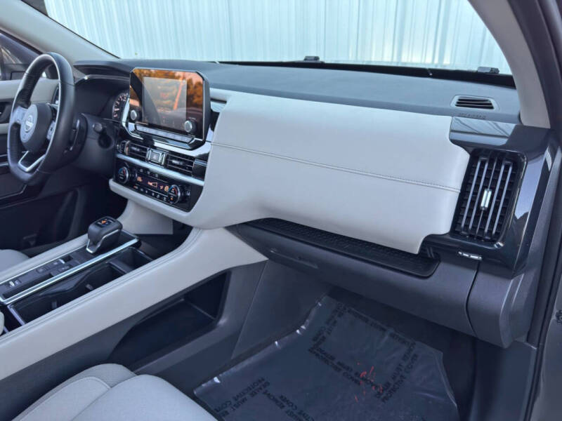 2022 Nissan Pathfinder SV