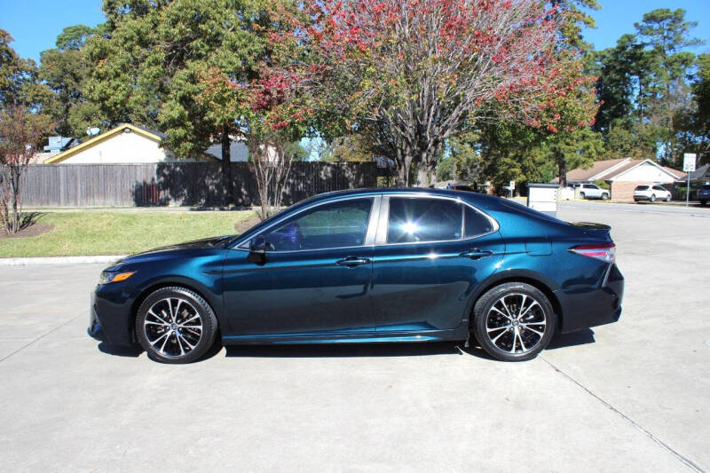 2018 Toyota Camry SE's photo