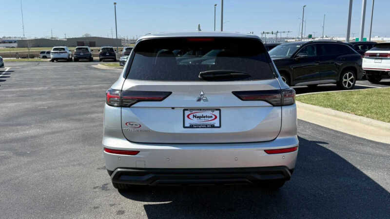 2026 Mitsubishi Outlander ES