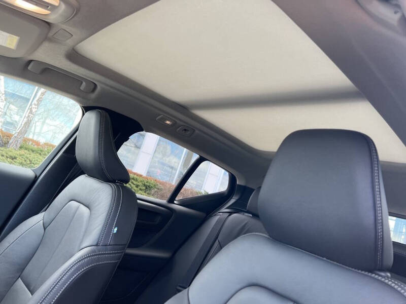 2025 Volvo XC40 B5 Ultra Bright Theme