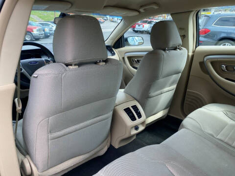 2015 Ford Taurus SE