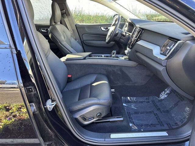 2025 Volvo XC60 B5 Plus Dark Theme