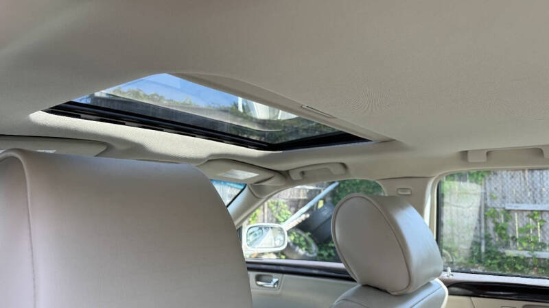 2011 Cadillac DTS Luxury Collection