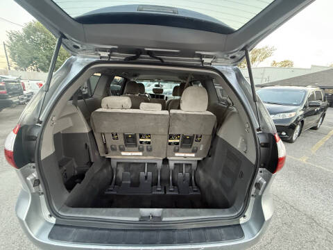 2015 Toyota Sienna LE 8-Passenger