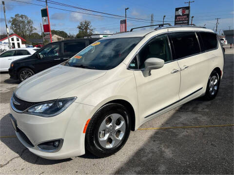2017 Chrysler Pacifica Touring-L Plus