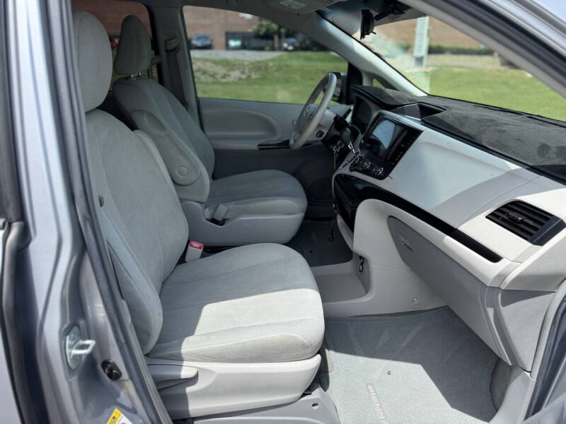 2012 Toyota Sienna Base 7-Passenger
