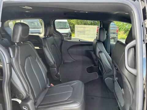 2027 Chrysler Pacifica Select